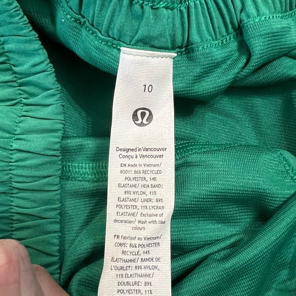 Lululemon Hotty Hot LR Short 2.5 size 10 - Picture 3 of 4